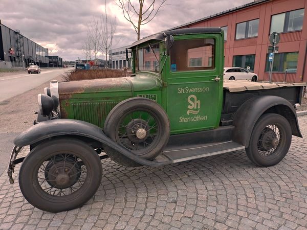 Sh Svensson stensätteri, ett 101 år gammalt företag, har parkerat "tjänstebilen" utanför nya kontoret i östra Fyrislund. Idag heter det Sh bygg, sten och anläggning AB, men fortfarande med Svensson som ägare.